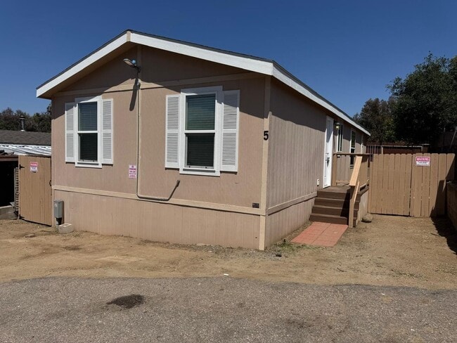 Building Photo - 3 bedroom 2 Full Bath Mobile Home Close to...