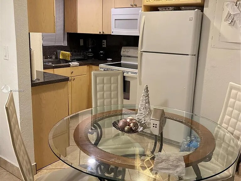 Building Photo - 8830 Fontainebleau Blvd