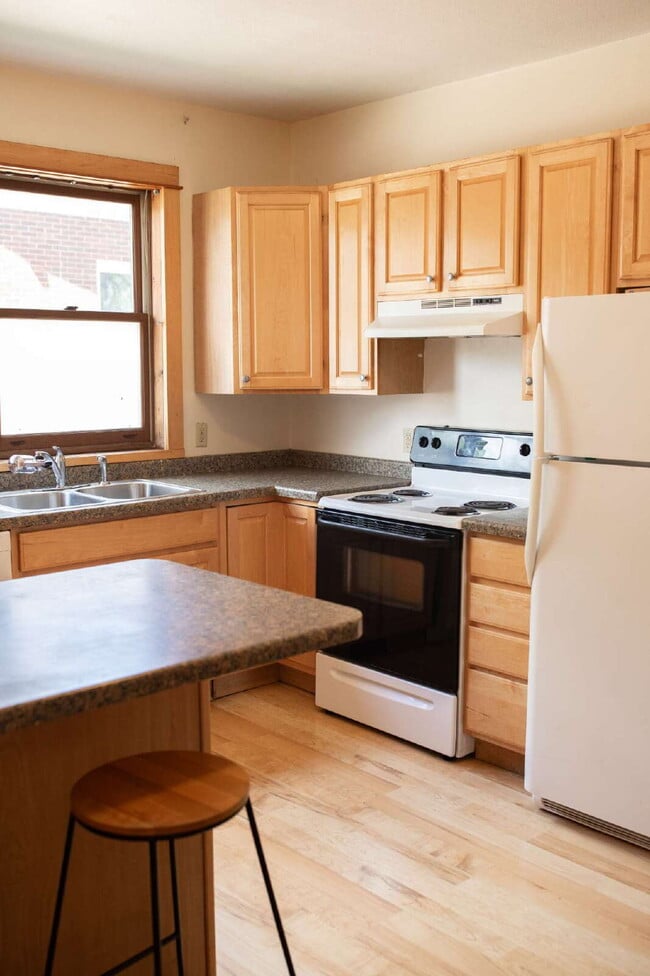 Building Photo - New On Market - 3 Bedroom, 1 Bathroom Duplex