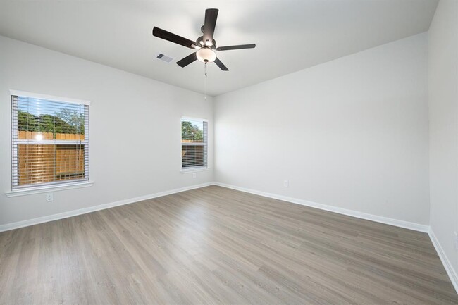 Building Photo - 15434 Maple Ter Dr