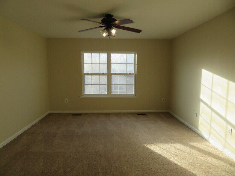 Building Photo - 3700 Bedford Dr