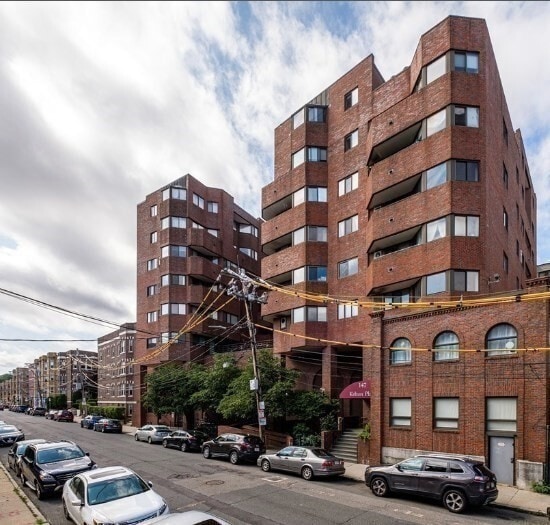 Building Photo - 147 Kelton St