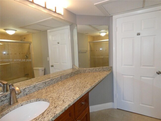 Building Photo - 2841 N Oakland Forest Dr