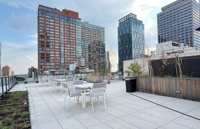 Building Photo - 144 1st St