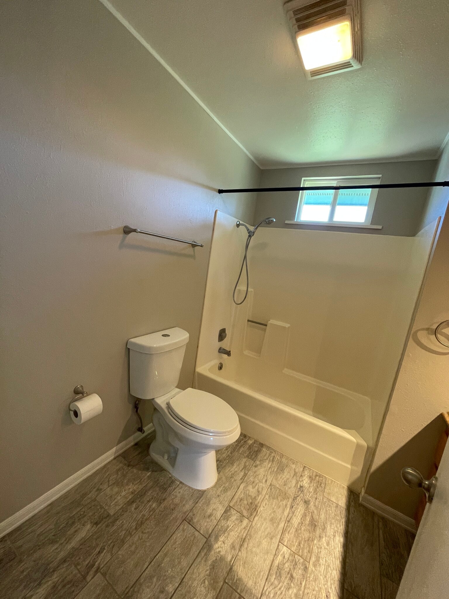 Building Photo - 2555 Valley Dr