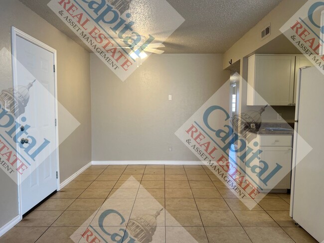 Building Photo - Charming 3 Bedroom