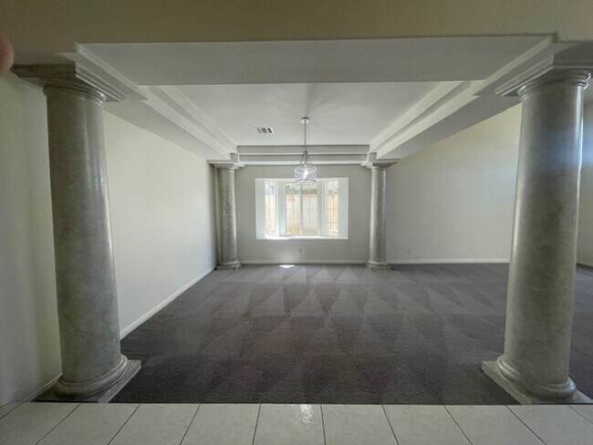 Building Photo - FANTASTIC SPACIOUS HOME LOCATED IN GATED C...