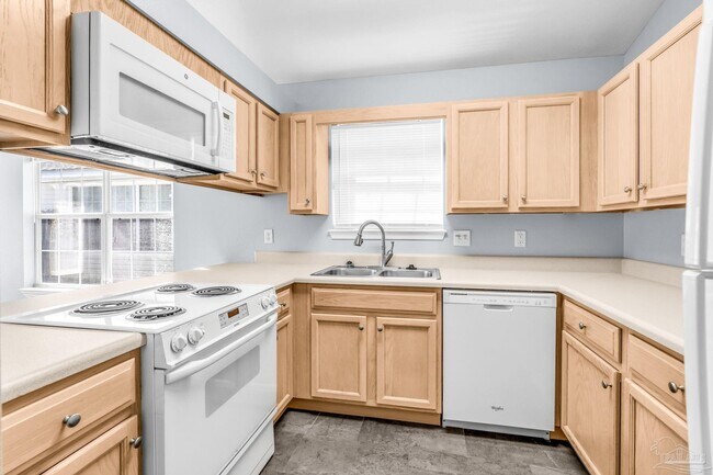 Building Photo - 2208 Trailwood Dr