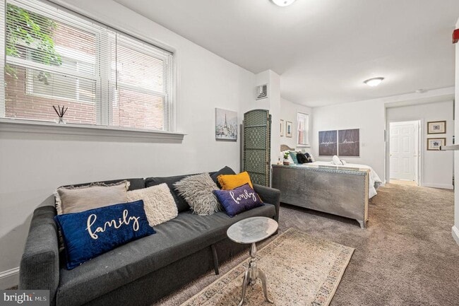 Building Photo - 468 E Walnut Ln