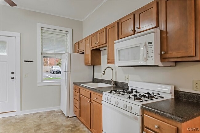 Building Photo - 25 College St