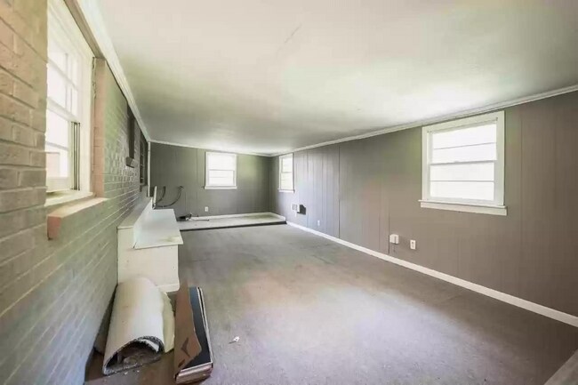 Building Photo - 1533 Hartford Rd