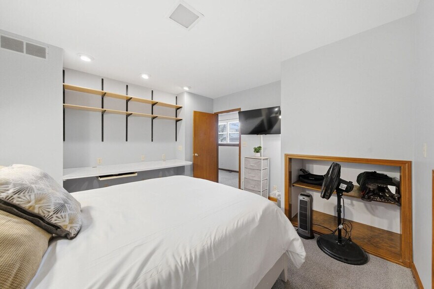 Building Photo - 1201-1203 Johnston Drive-SI ID1497747P