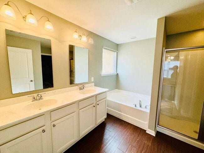 Building Photo - 4 bed, 2 bath-- Available Aug 2026!
