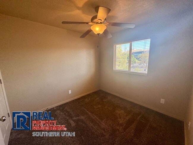 Building Photo - Hidden Valley Townhome