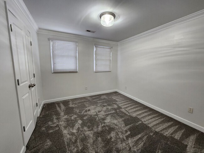 Building Photo - 2 Bedroom Condo in Midwood