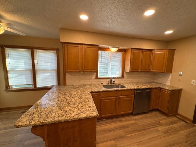 Building Photo - 4 Bedroom 3 Baths Southeast!  $2395