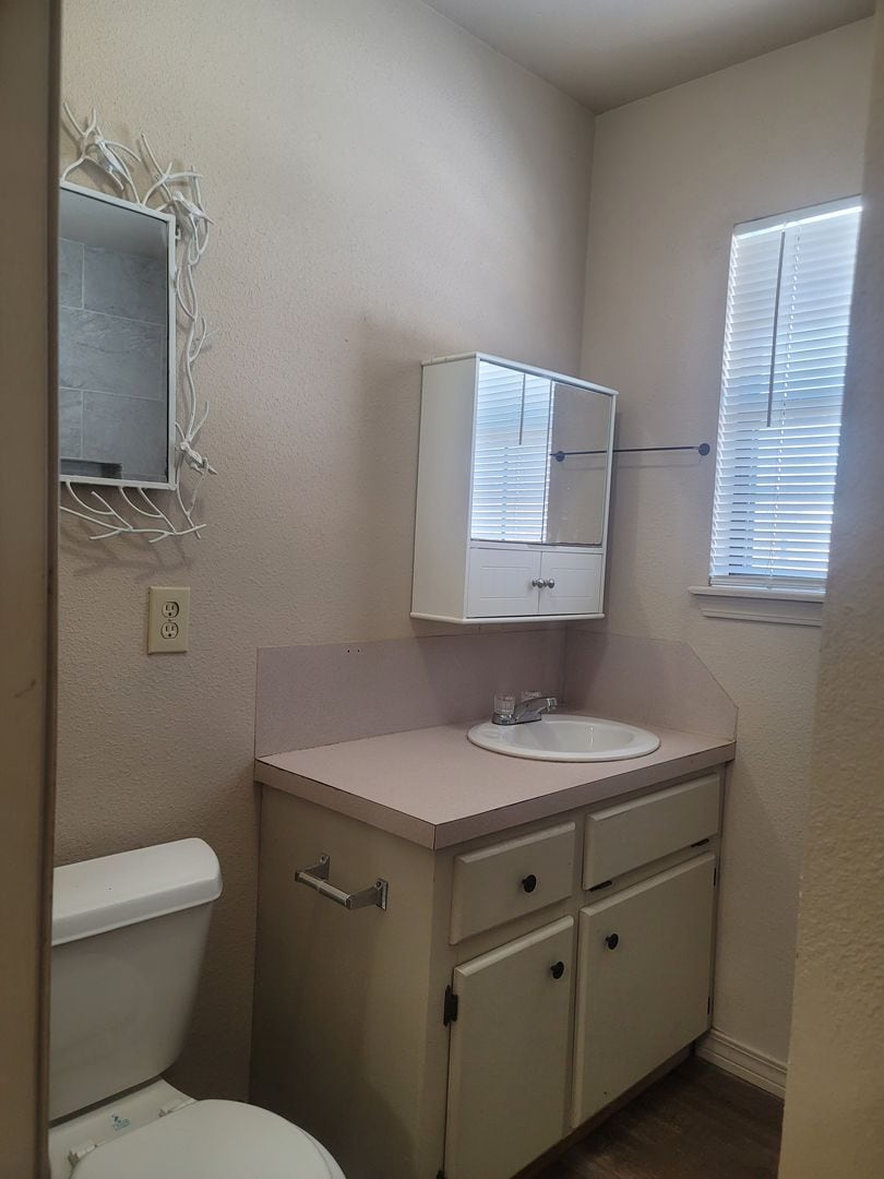 Building Photo - 1243 Charles Dr