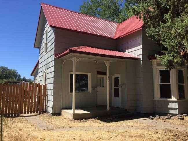 Building Photo - 207 S Sprague St