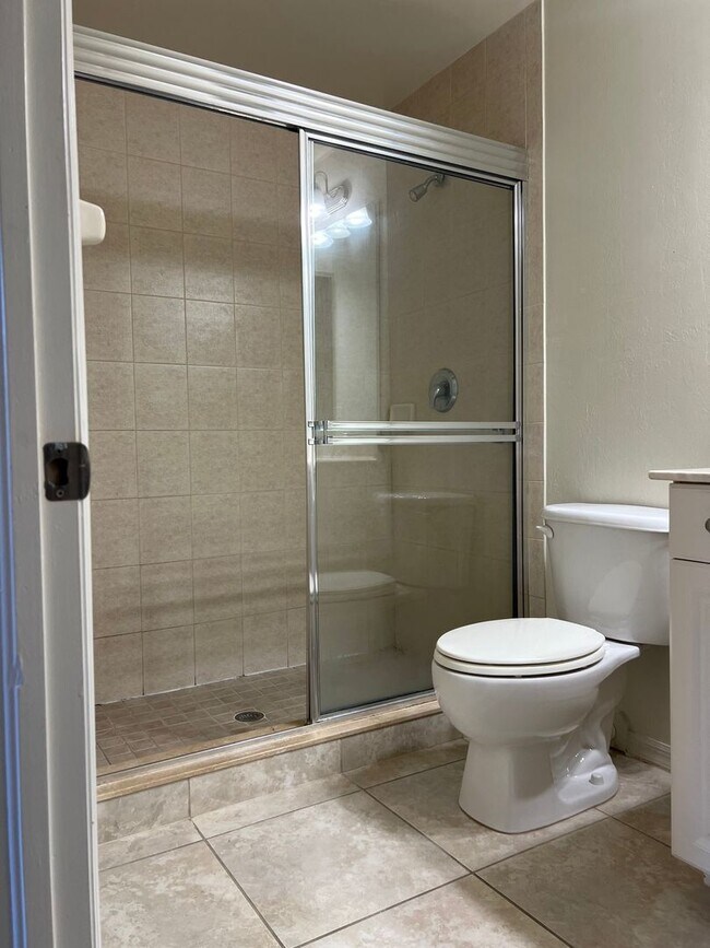 Building Photo - spacious townhouse.2 Bedrooms with 2-1/2 bathrooms