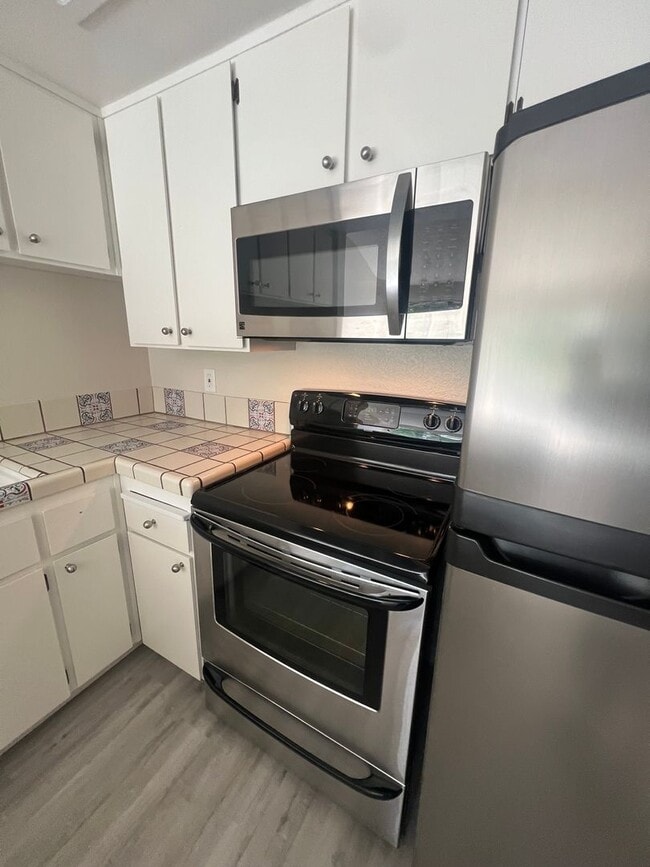 Building Photo - Extremely Well Maintained Upstairs 1/1 Condo Near Light Rail Now Available!