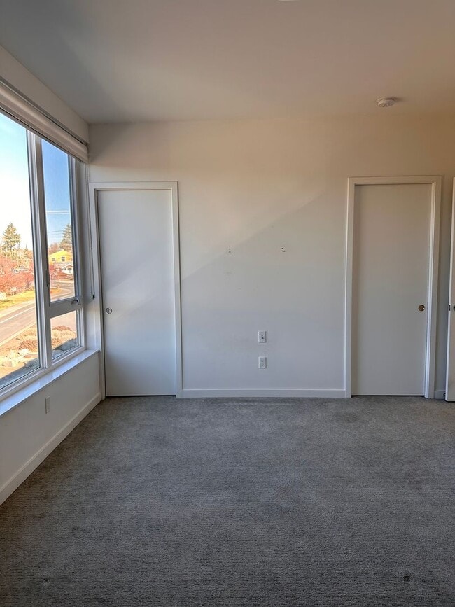 Building Photo - 3 Bedroom 3.5 Bath River Views - Walk to Old Mill