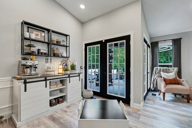 Building Photo - 2947 Meramar Dr