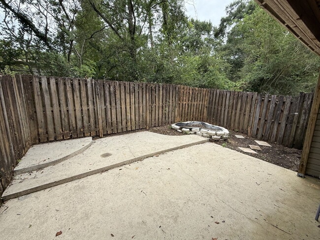 Building Photo - Just minutes from the University of South Alabama, this updated condo features fresh paint, lamin...
