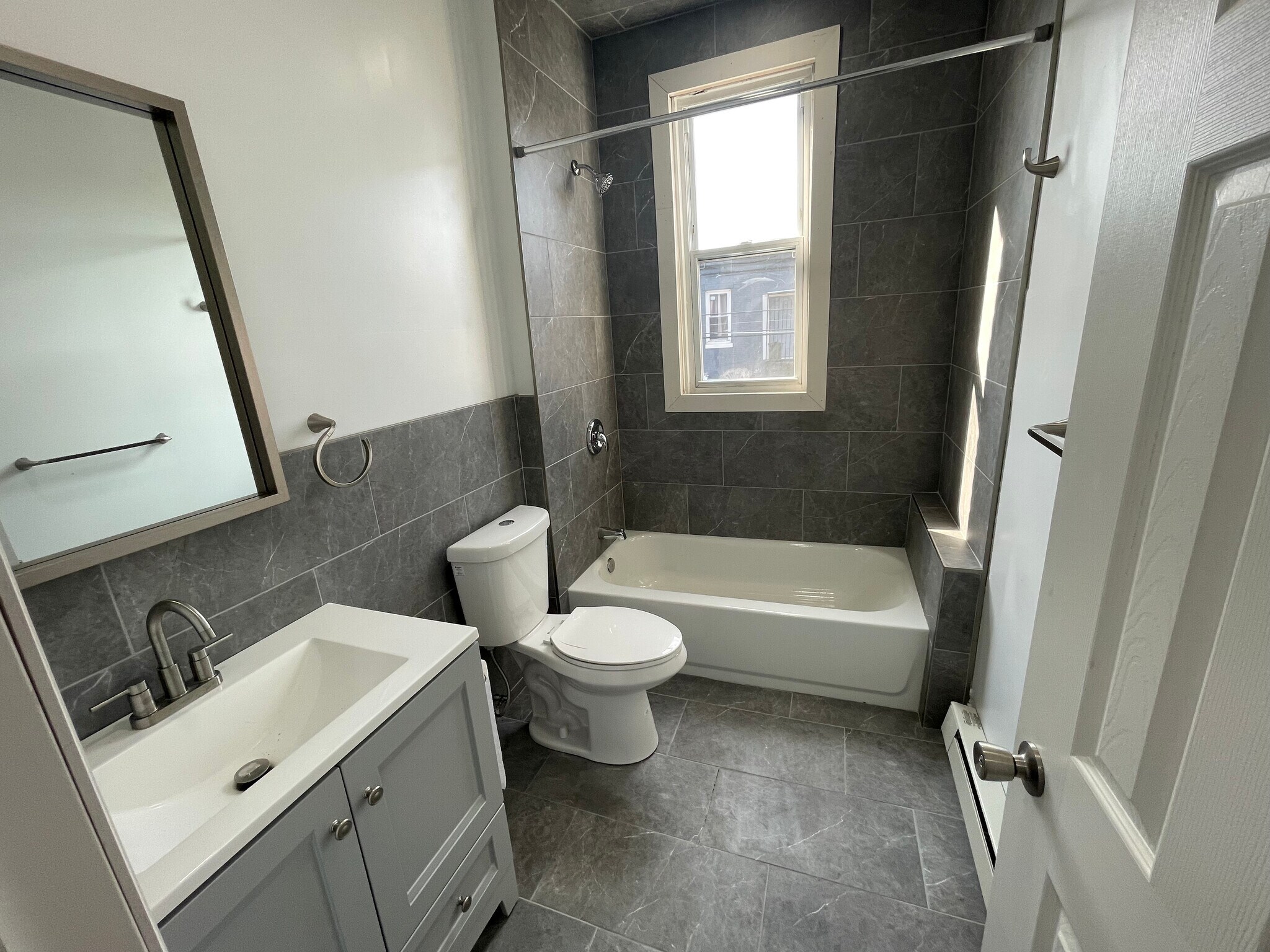 Full Bathroom - 2001 E Monmouth St