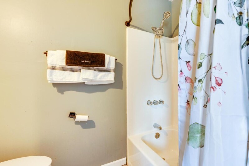 Building Photo - 1735 Nutmeg St