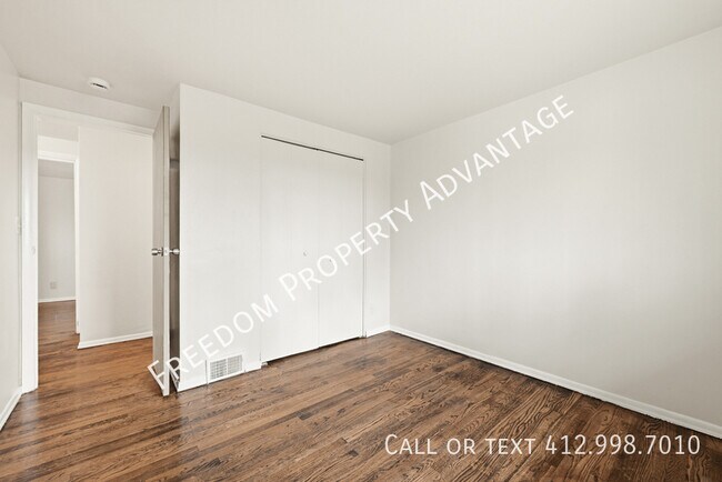 Building Photo - 2540 Park Hill Dr