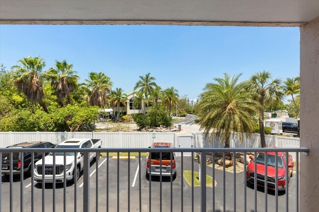 Building Photo - 2 Bedroom 2 bathroom condo available!