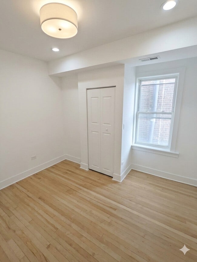 Building Photo - 1945 W Augusta Blvd