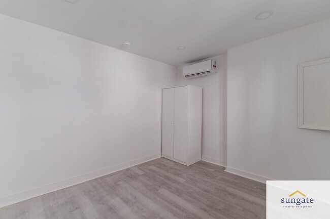 Building Photo - 208 Lloyd St