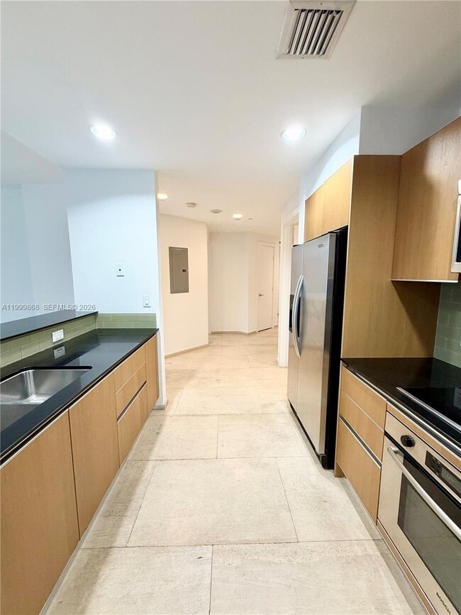 Building Photo - 1050 Brickell Ave