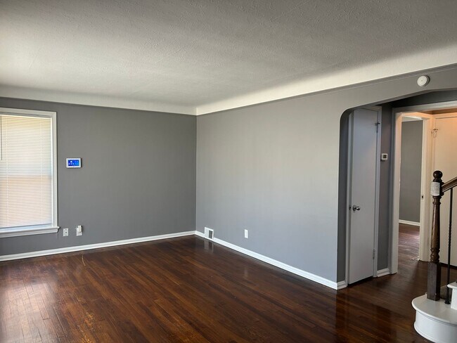 Building Photo - Spacious 3-Bedroom, 2-Bath House in South Euclid