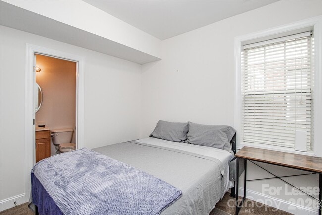 Building Photo - 315 Woodvale Pl