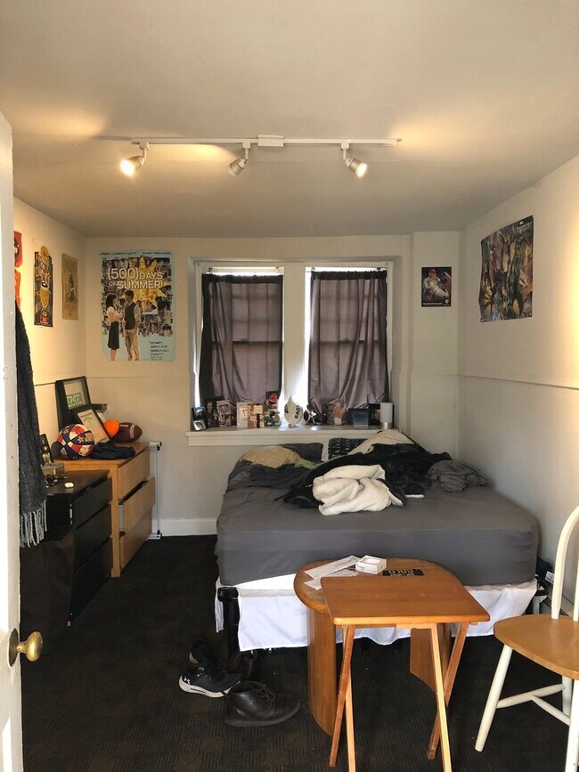 Building Photo - Updated 4 Bed / 2 Bath - Quiet Location, P...