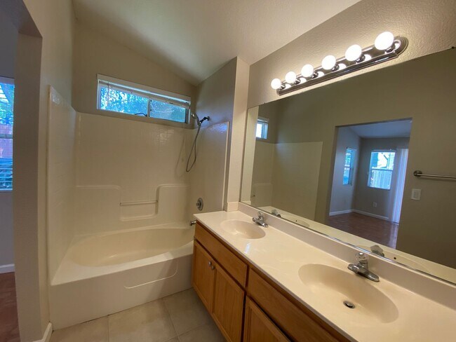 Building Photo - Great Location/Cozy Fireplace/Laguna Creek