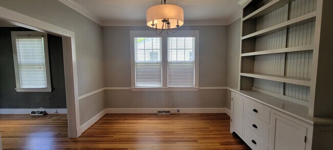 Building Photo - Charming 2 bedroom bungalow in Lakeside/Staples Mill area.