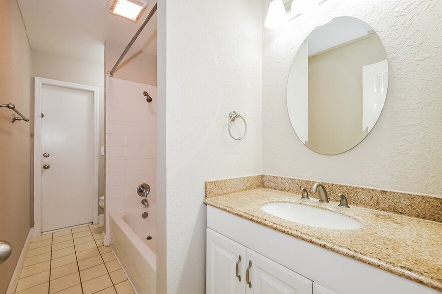Building Photo - 264 Daisy Estates Dr
