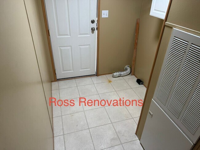 Building Photo - 2 Bedroom Available in West Portsmouth