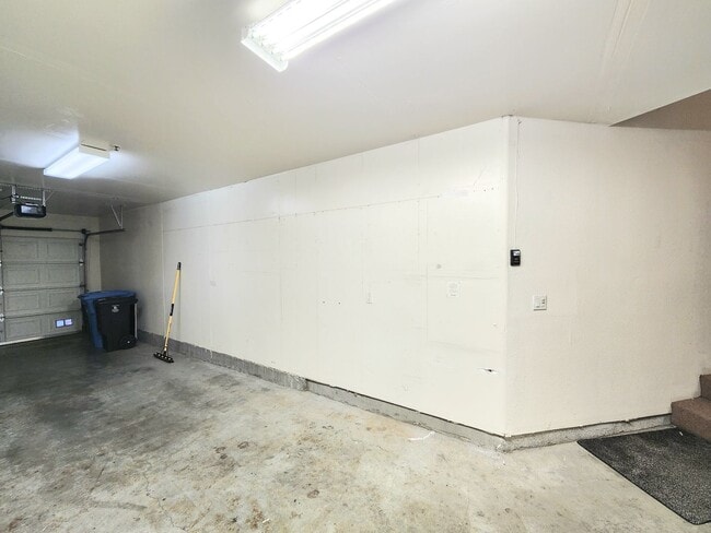 Building Photo - Spacious Townhouse in San Mateo