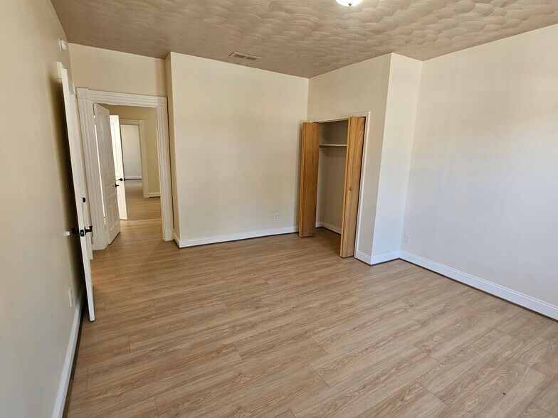 Building Photo - 249 Earnshaw Ave