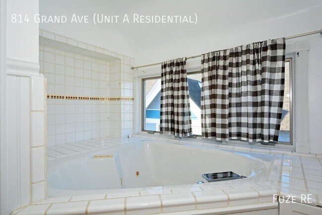 Building Photo - 814 Grand Ave