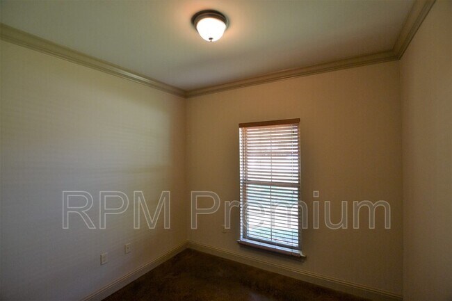 Building Photo - 4836 Rollins Rd