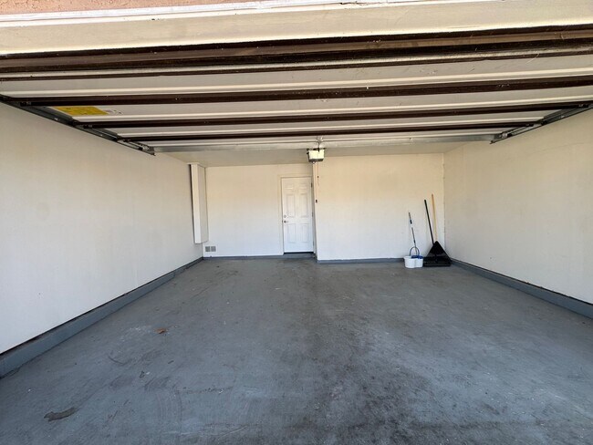 Building Photo - Academy Acres North 3 Bed Ready Now!