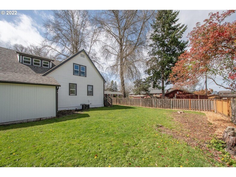 Spacious Side Yard, for personal use of tenant - 2285 SW Briggs Rd