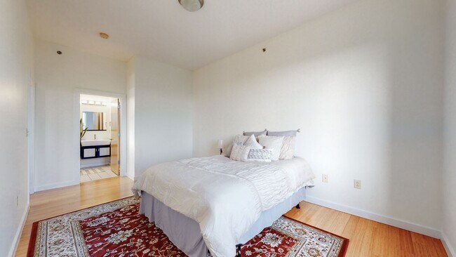 Building Photo - 1706 18th Ave S