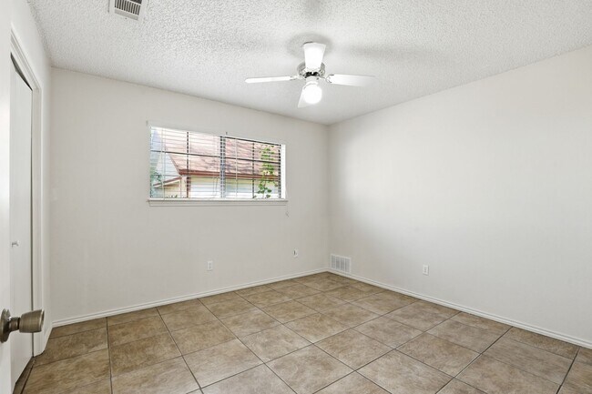 Building Photo - Great in Grapevine