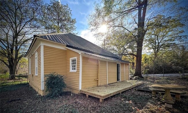 Building Photo - 194 N Clarendon Ave